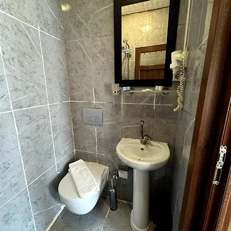April Hotel 2*