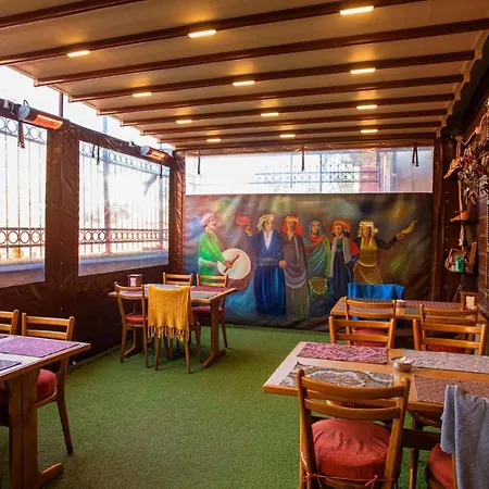 April Hotel 2*