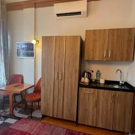 Hotel April